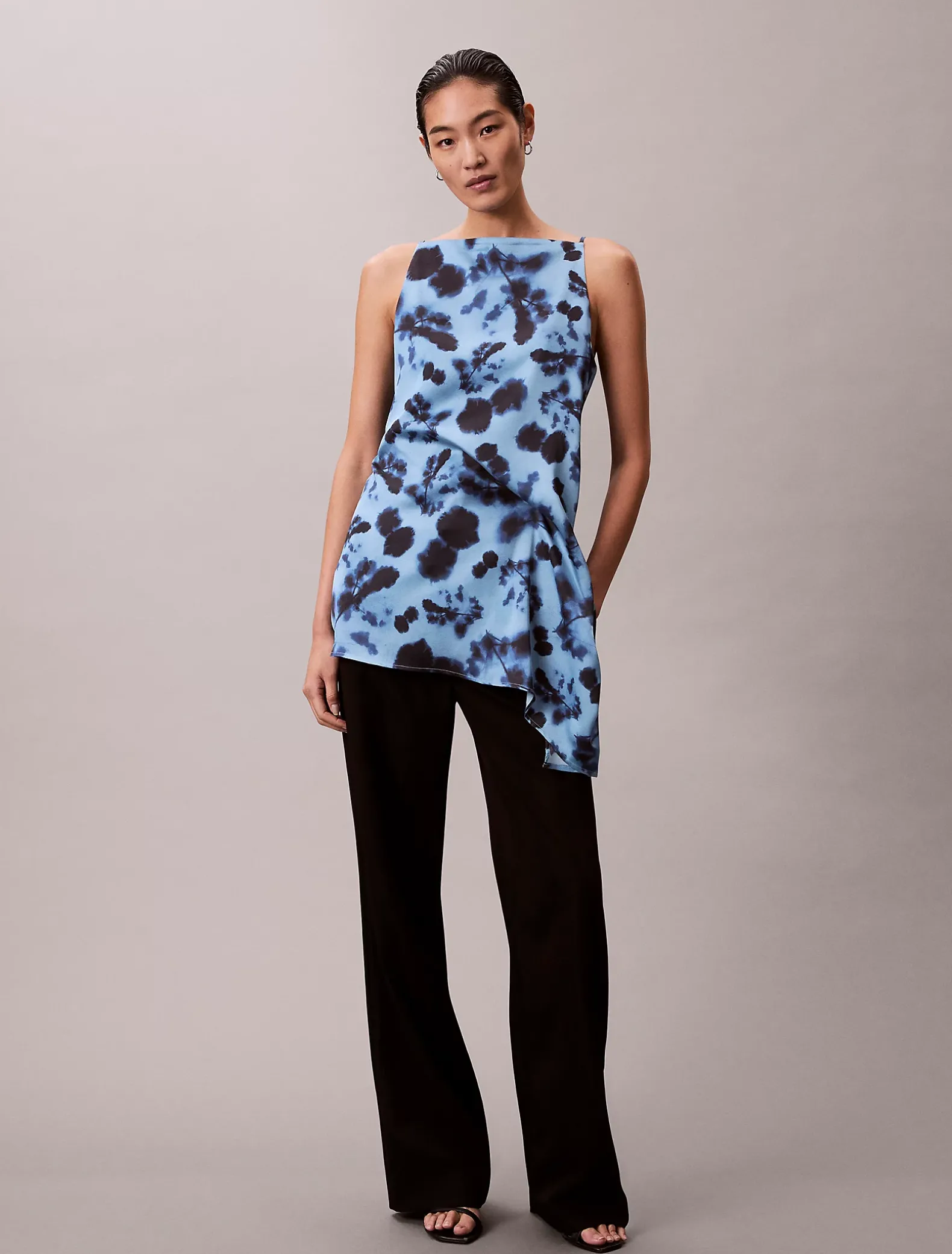 Satijnen gedraaide gedrapeerde tank met print