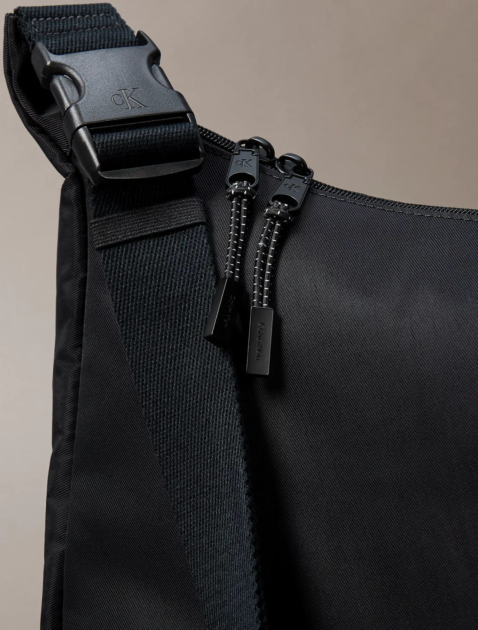 Signature nylon crossover schoudertas