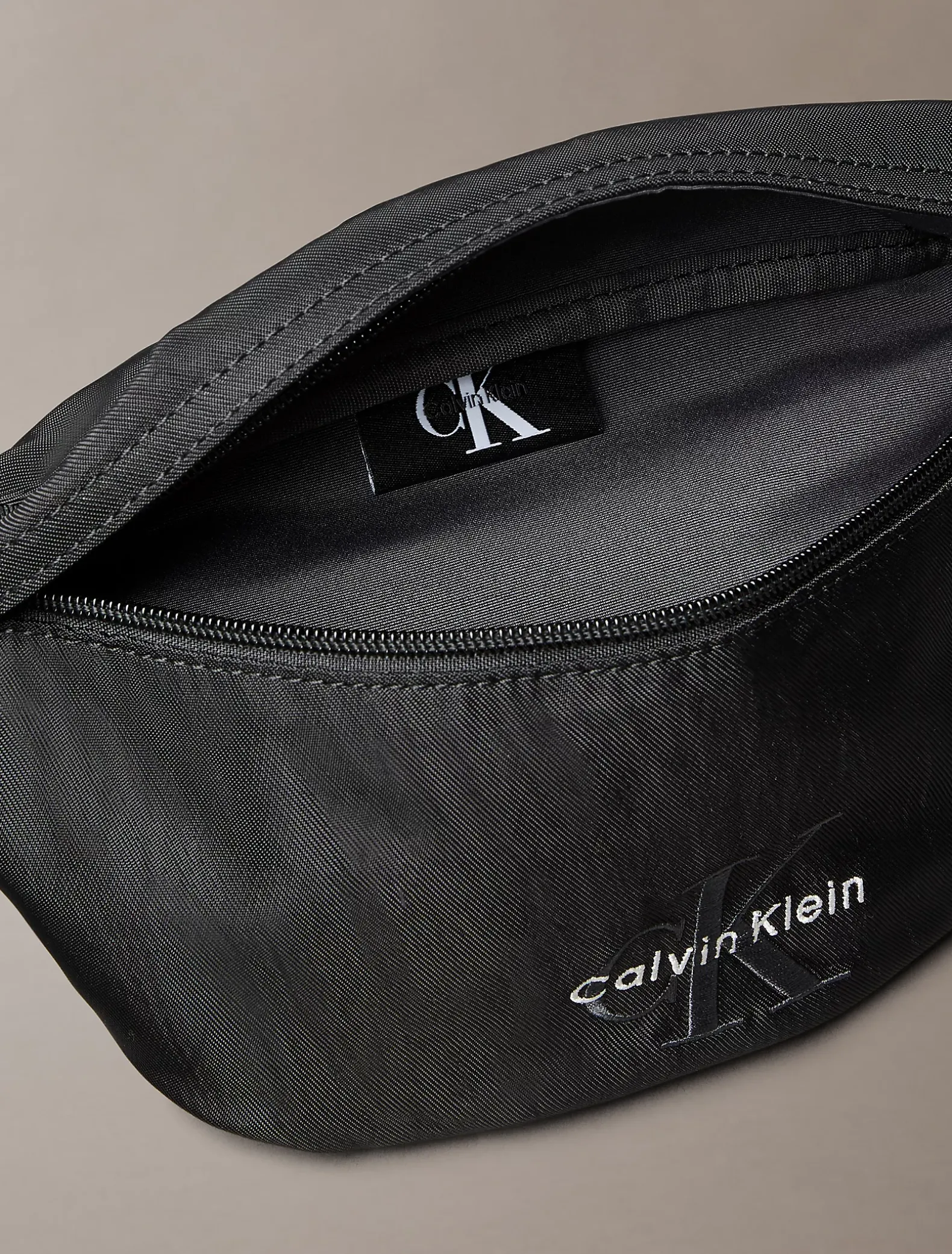 Signature nylon heuptas met logo