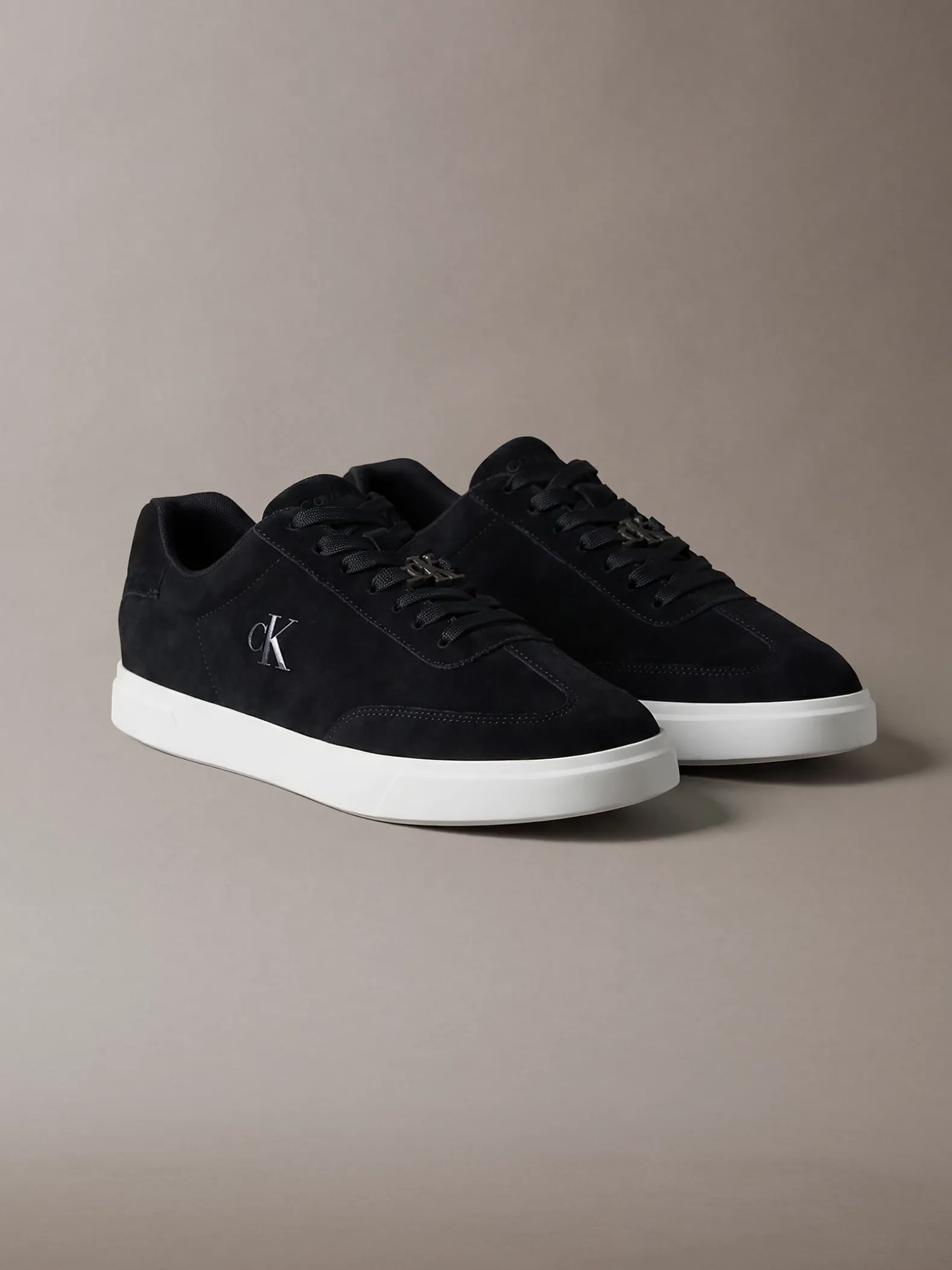 Signature suède sneakers met logo