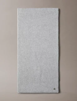 Sjaal van wolmix met signature logo
