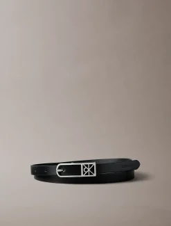Slim riem met rechthoekige gesp en logo embleem