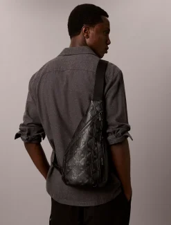 Sling bag met verzonken all-over embleemlogo