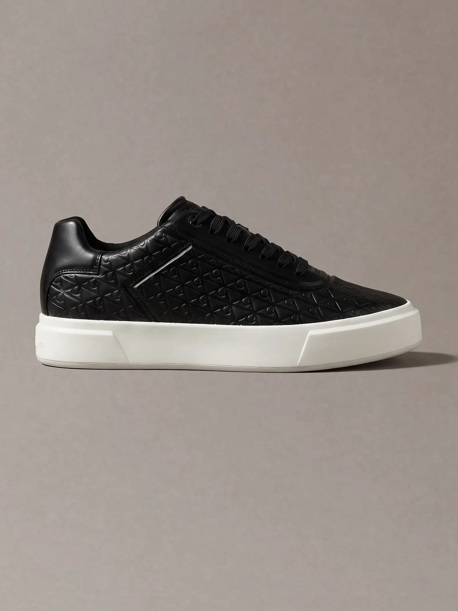 Sneakers met logo embleem in reliëf