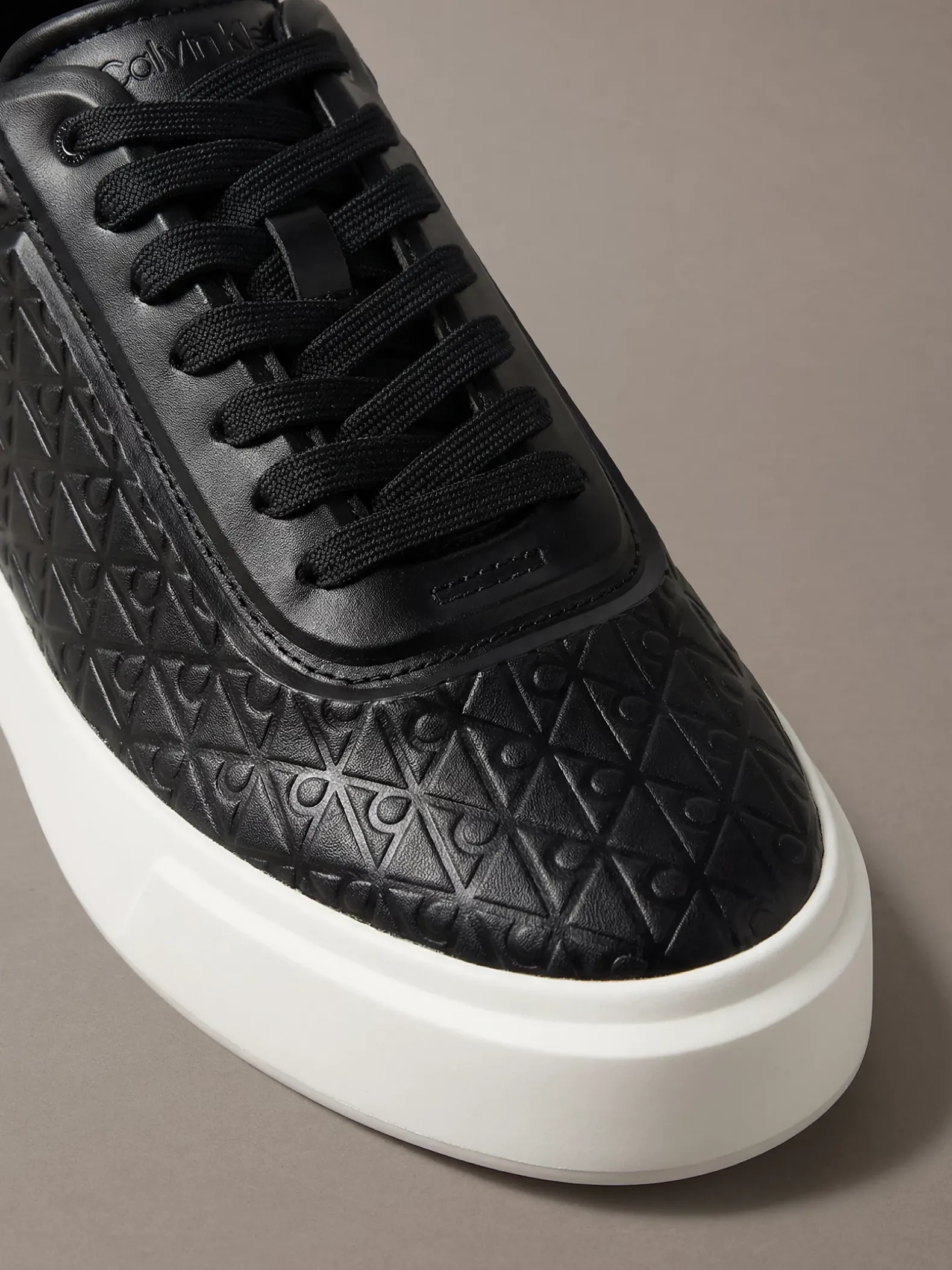 Sneakers met logo embleem in reliëf