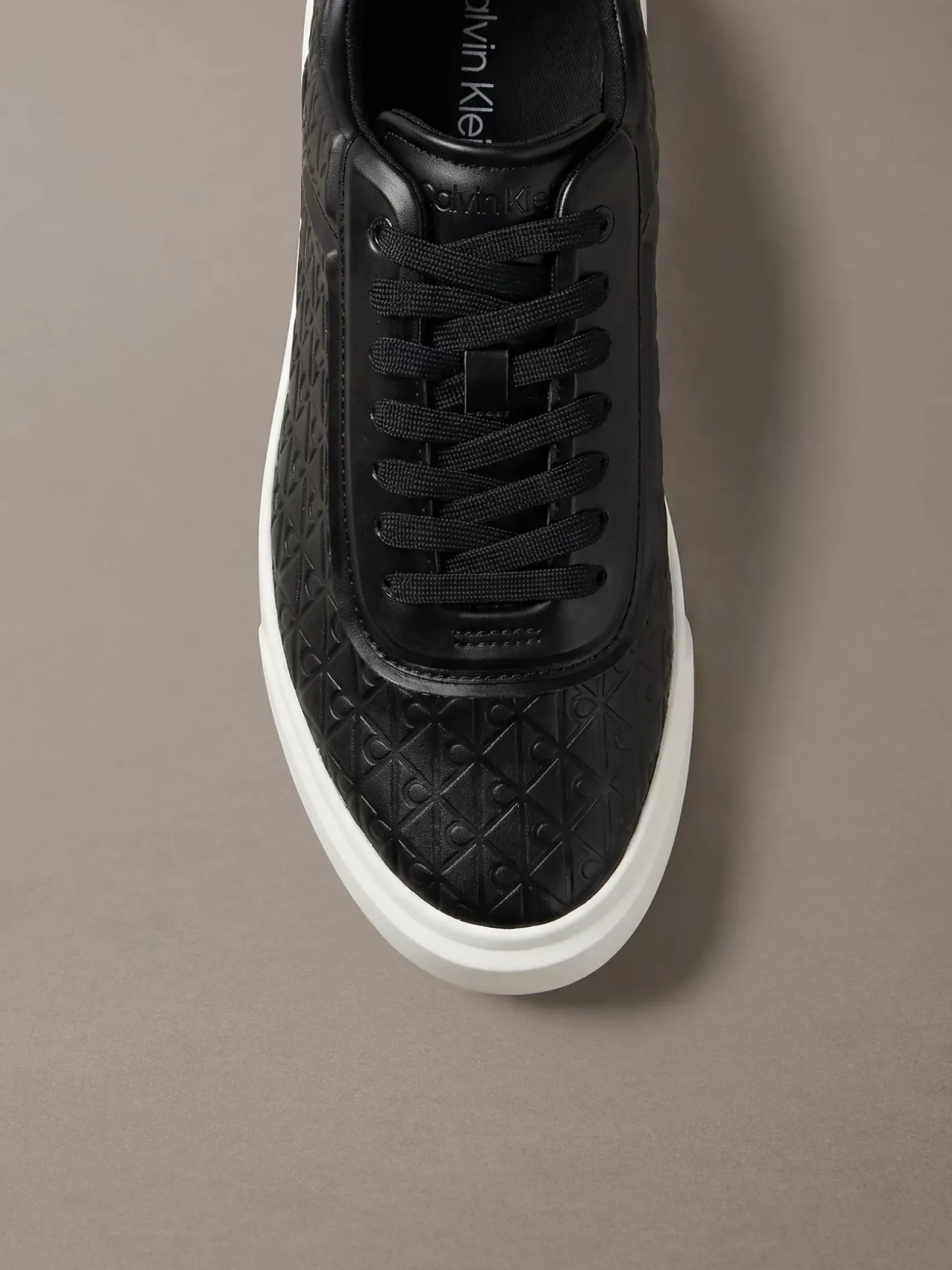 Sneakers met logo embleem in reliëf