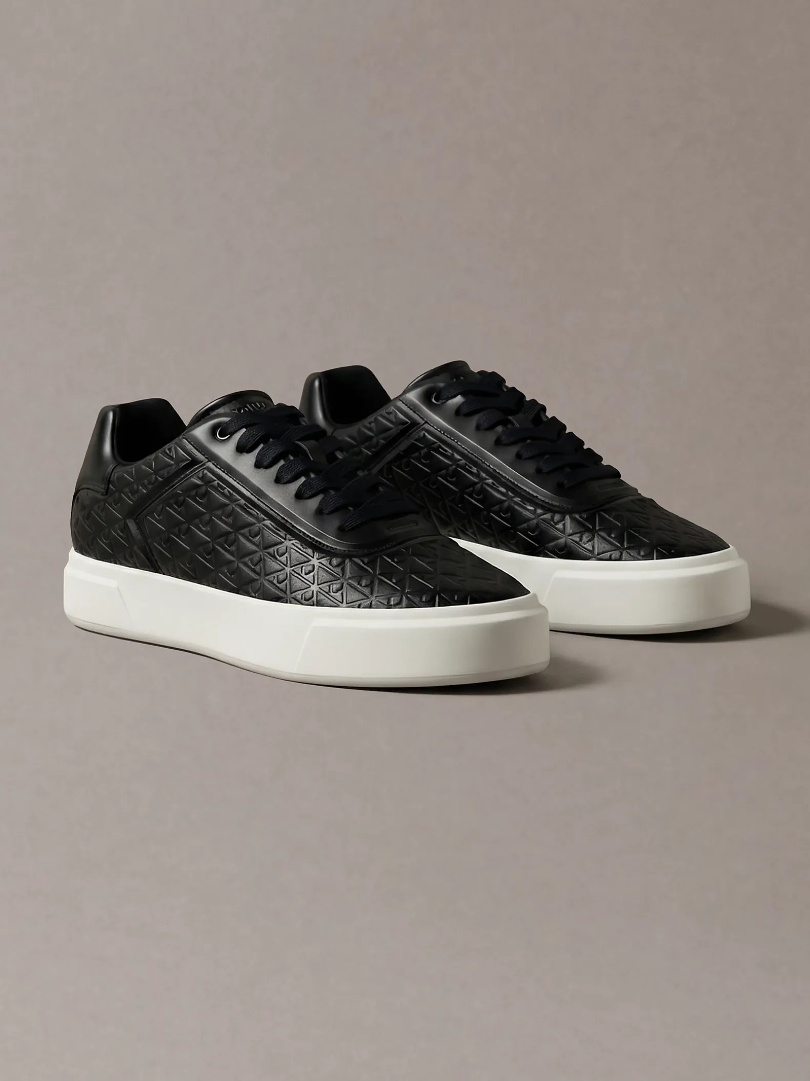 Sneakers met logo embleem in reliëf