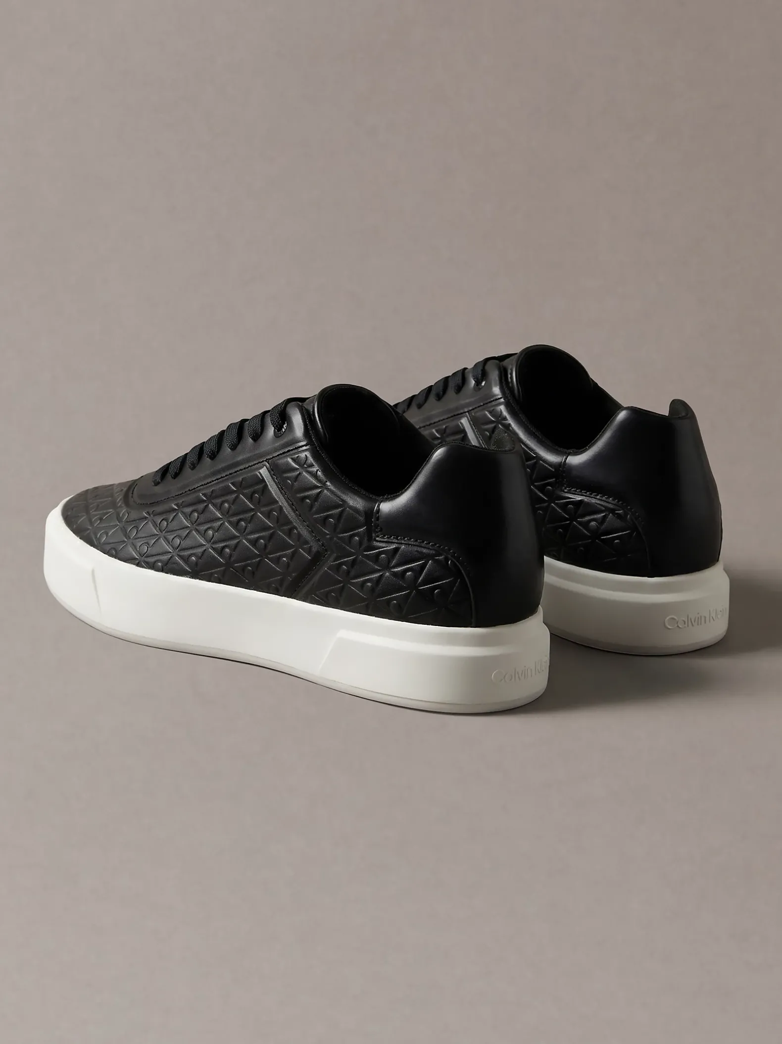 Sneakers met logo embleem in reliëf
