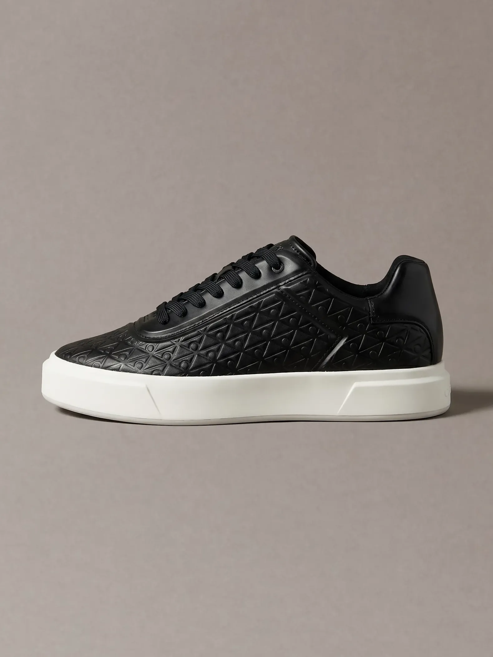 Sneakers met logo embleem in reliëf