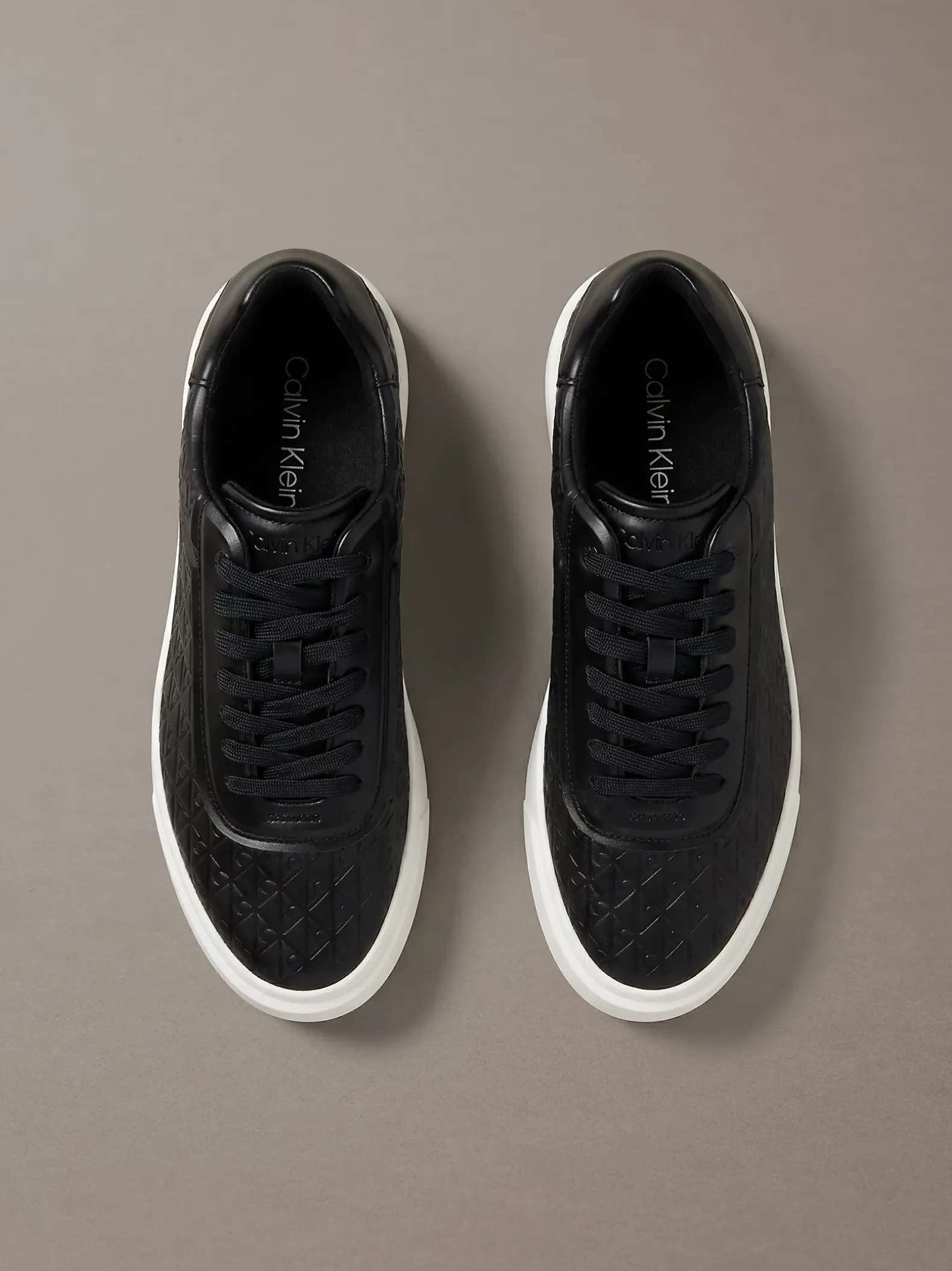 Sneakers met logo embleem in reliëf