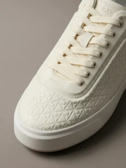 Sneakers met logo embleem in reliëf