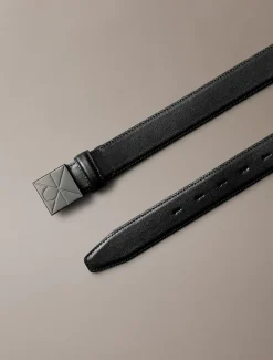Soepele riem met plaatje met logo embleem