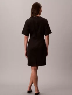 Soepele stretch jurk met V-hals en korte mouwen