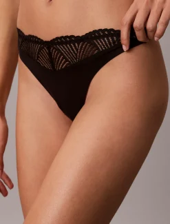 String - Perfectly Fit Lace