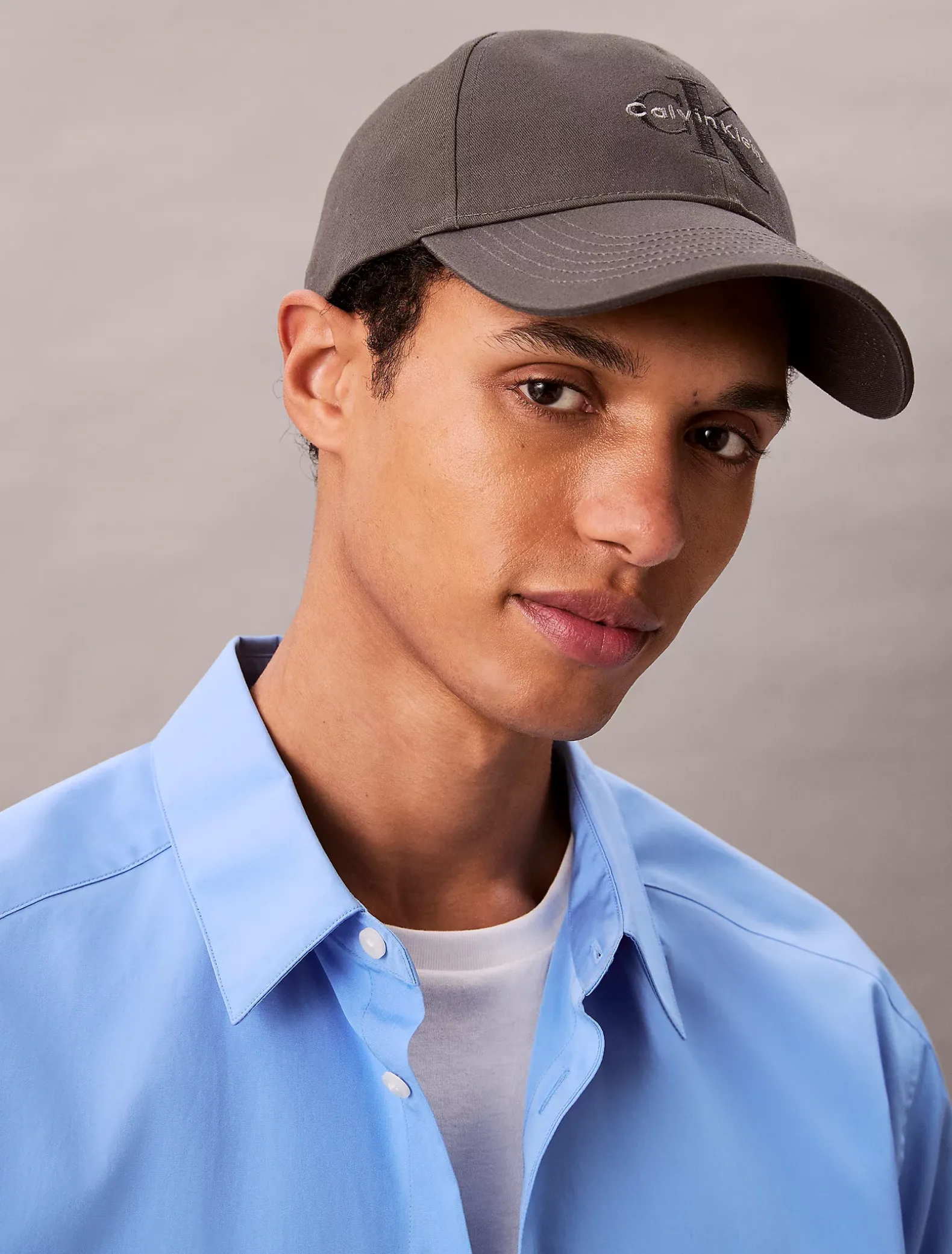 Twill pet met geborduurd monogramlogo