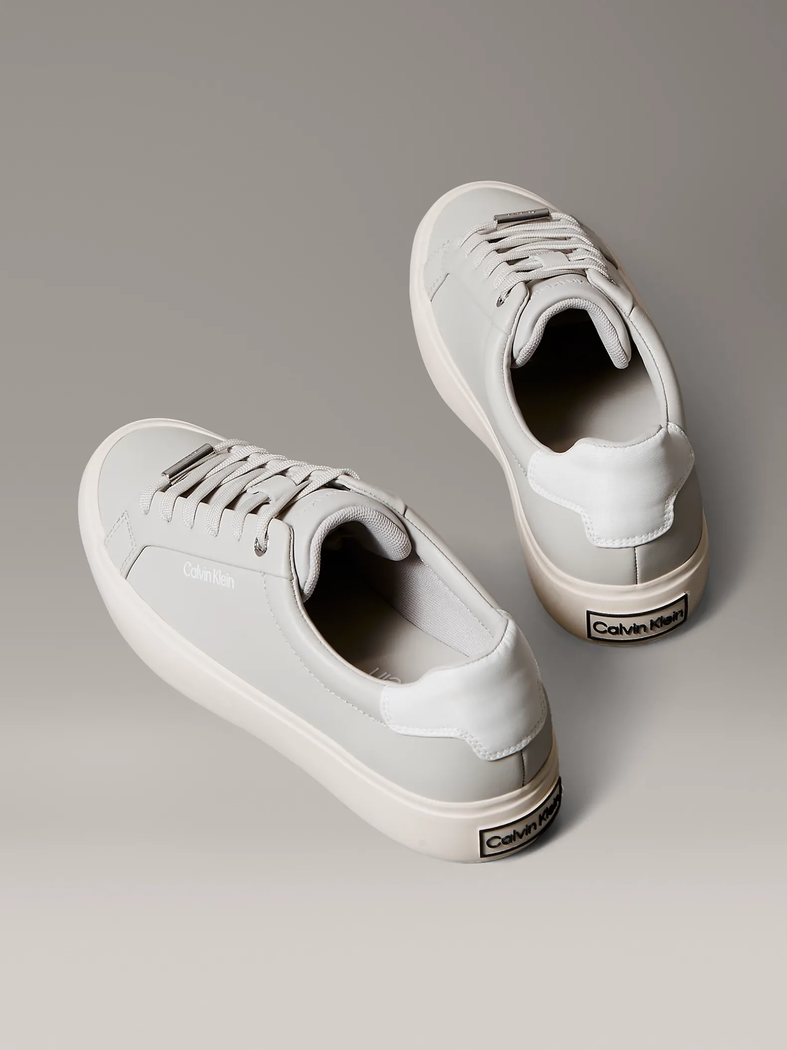 Zachte leren sneakers met logo in reliëf