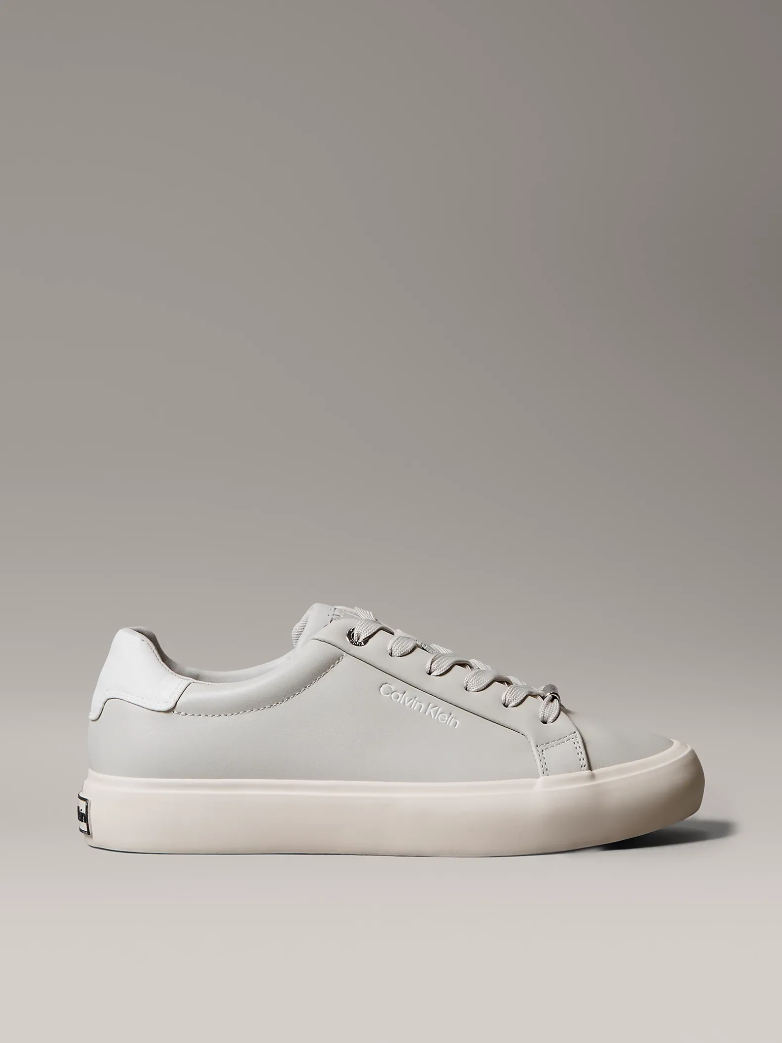 Zachte leren sneakers met logo in reliëf